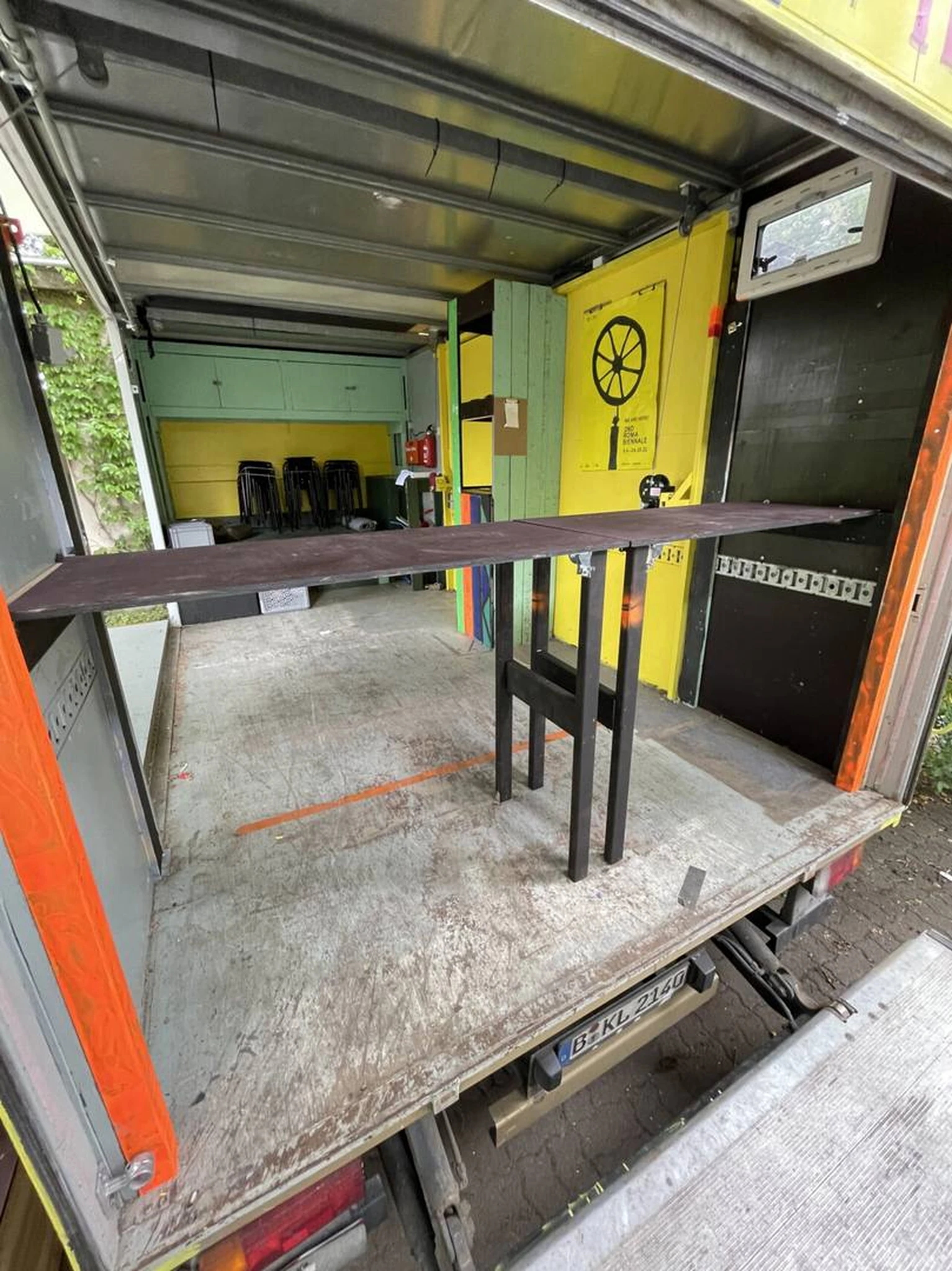 Stadtbretter — Regalelement im Laderaum des LKW